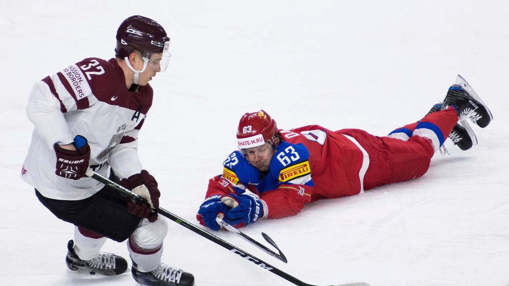 Arturs Kulda (vľavo) z Lotyšska uniká v dueli MS 2017 Rusovi Jevgenijovi Dadonovi.