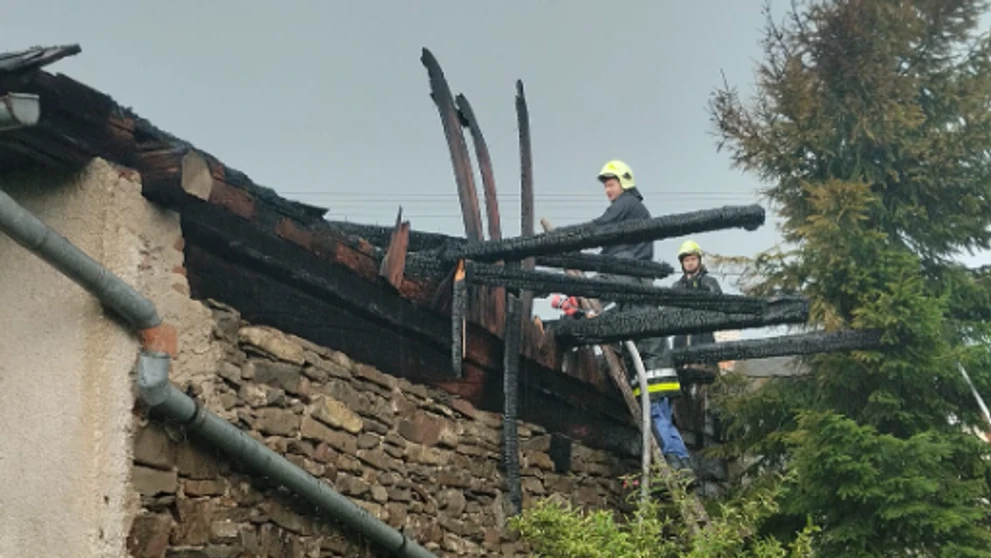 Po zásahu bleskom horela v obci Brezovička stodola.