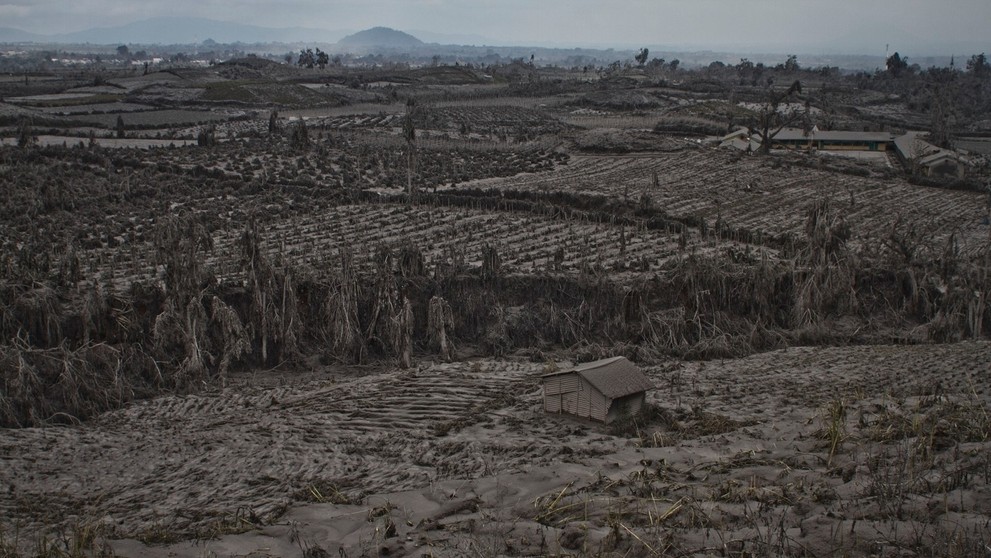 Dedina pokrytá popolom pod sopkou Sinabung 