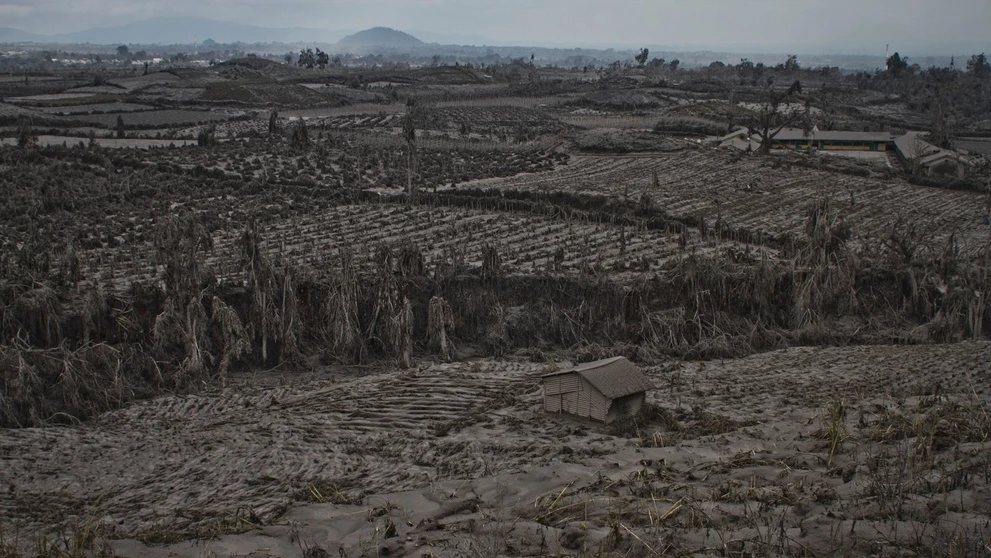 Dedina pokrytá popolom pod sopkou Sinabung 