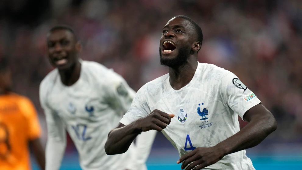 Francúz Dayot Upamecano oslavuje gól v kvalifikácii ME 2024 proti Holandsku.