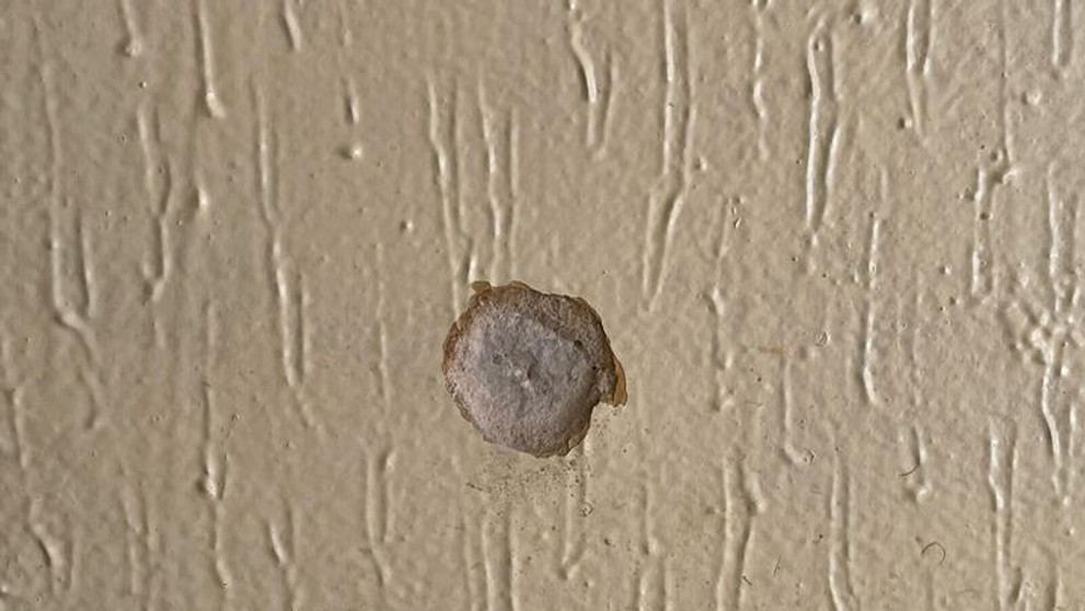 Miesto, kde policajt usmrtil strelca z Dúbravky, lemujú diery po projektiloch