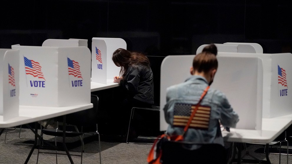 Novinári sa pripravujú pred Bielym domom.