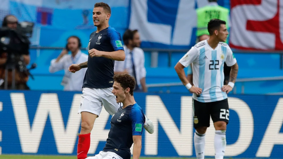 Francúz Benjamin Pavard sa teší zo svojho gólu v osemfinále MS 2018 proti Argentíne.