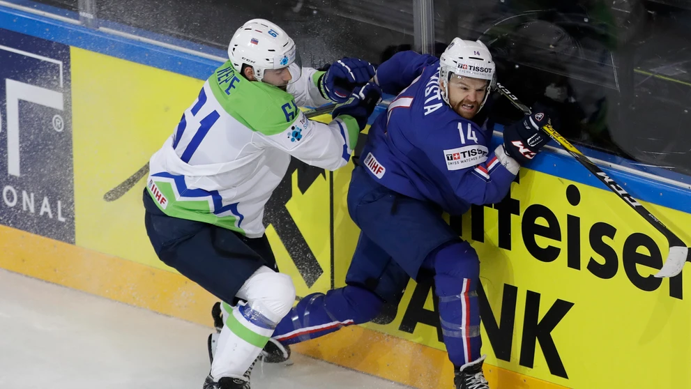 Francúz Stéphane da Costa (vpravo) uniká Jurimu Repemu zo Slovinska v stretnutí MS 2017.