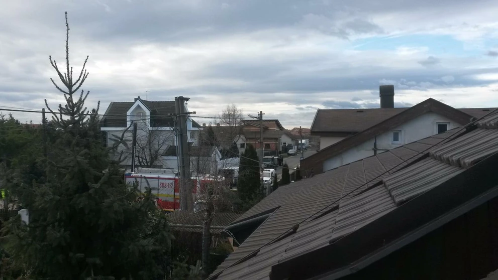 V obci Rovinka pri Bratislave zasahujú policajti, pod jedným z áut pri rodinnom dome je vraj bomba.