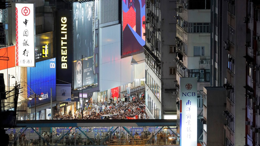 Konflikt polície s protestantmi v Hongkongu.