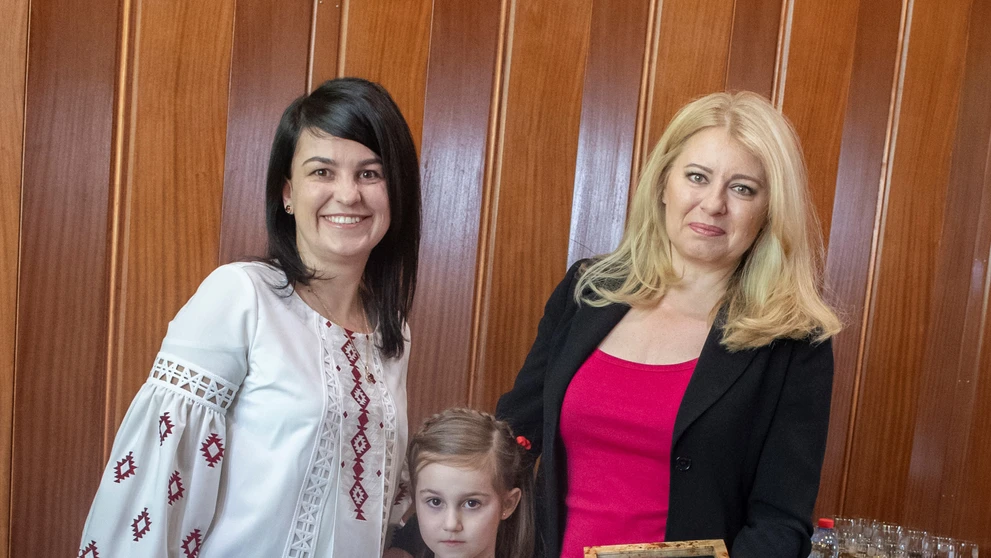 Zuzana Čaputová a ukrajinské dievčatko.
