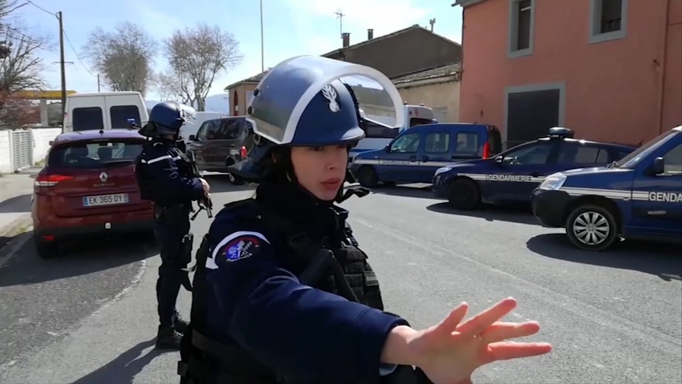 Okolie supermarketu polícia uzavrela. 