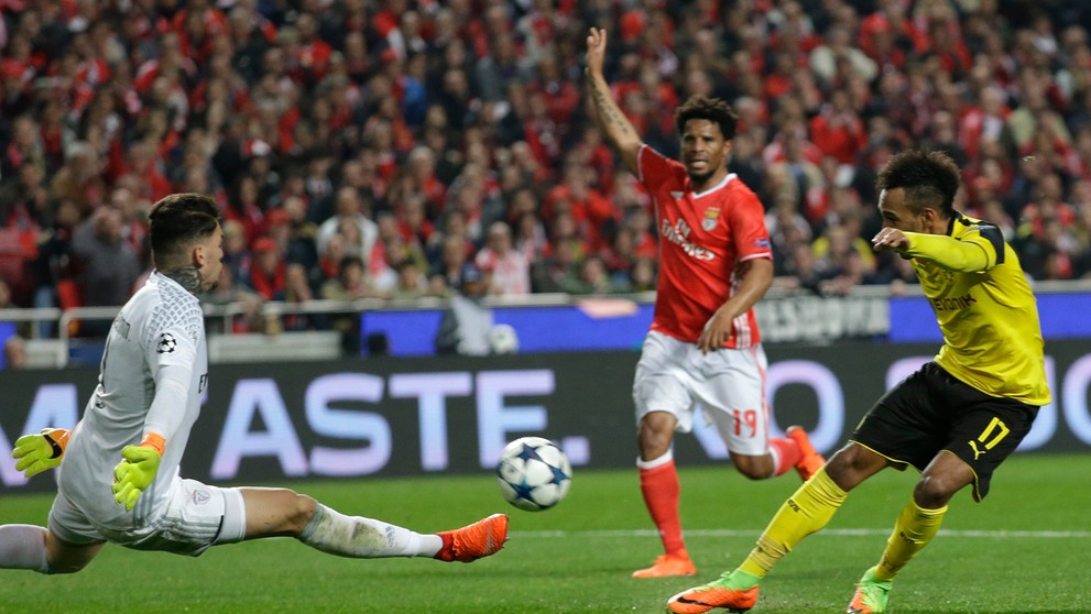 Pierre-Emerick Aubameyang z Dortmundu sa snaží prekonať gólmana Benficy Edersona v osemfinále LM.