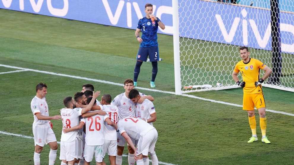 Radosť Španielom po piatom góle, ktorý si do vlastnej brány strelil Kucka.