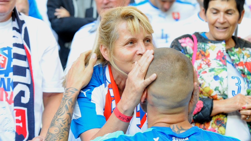 Martin Škrtel s matkou Janou Škrtelovou po osemfinále na ME