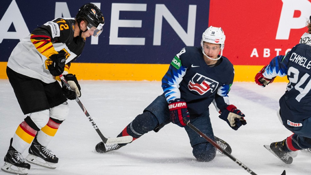 Dominik Kahun (Nemecko) a Jack Drury (USA).