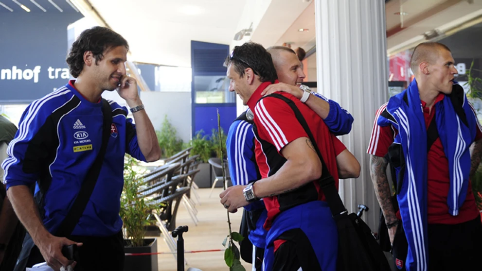 Na snímke z 30. júna 2010 reprezentanti zľava Ján Kozák ml., Zdeno Štrba, Ján Ďurica a Martin Škrtel po prílete z MS.  