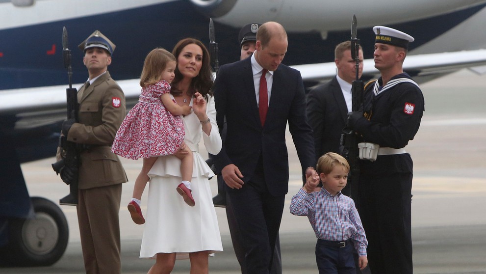 Kate a William sú už v Poľsku. Prišli aj s deťmi