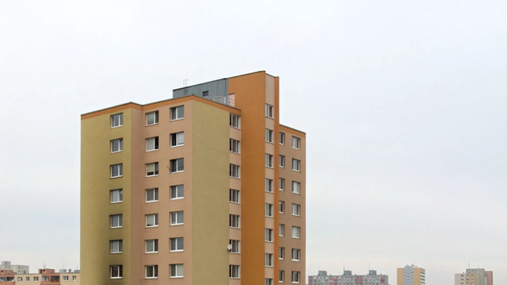Pohľad na panelák na Bílikovej ulici v Bratislave, ktorý zasiahol v noci požiar.