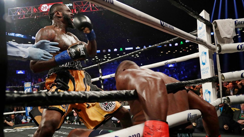 Deontay Wilder oslavuje knokaut na Luisa Ortiza v 6. kole.