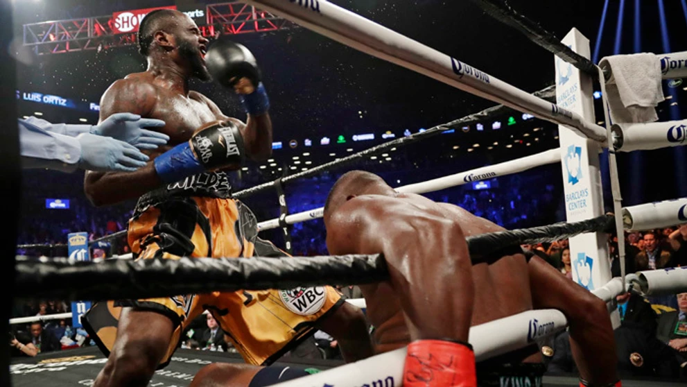 Deontay Wilder oslavuje knokaut na Luisa Ortiza v 6. kole.