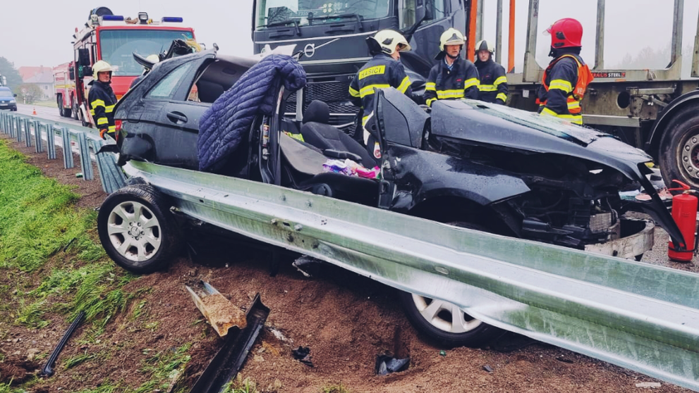 Kamión sa zrazil s osobných autom pri obci Bacúch.