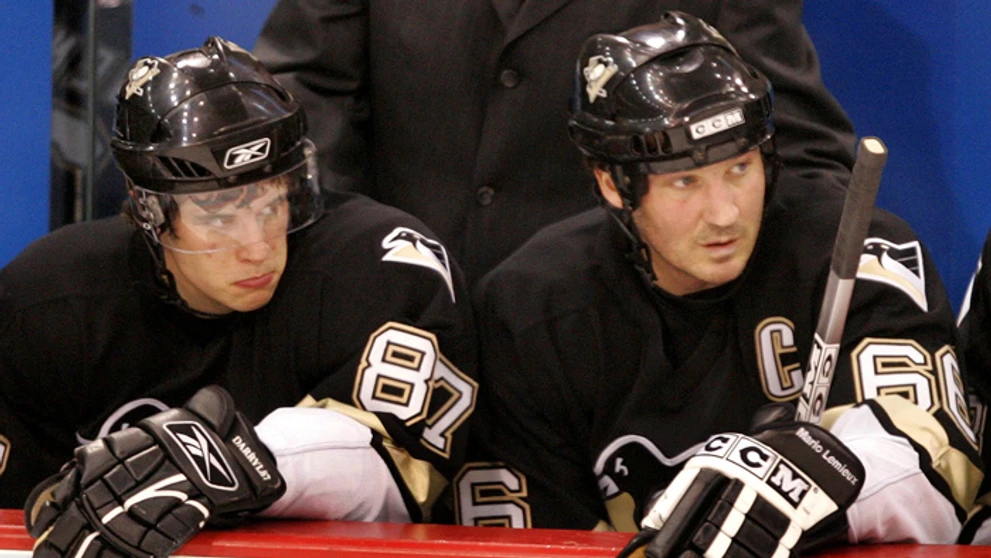 Kapitán tímu Pittsburgh Penguins Mario Lemieux (vpravo) a spoluhráč Sidney Crosby (29. novembra 2005.)