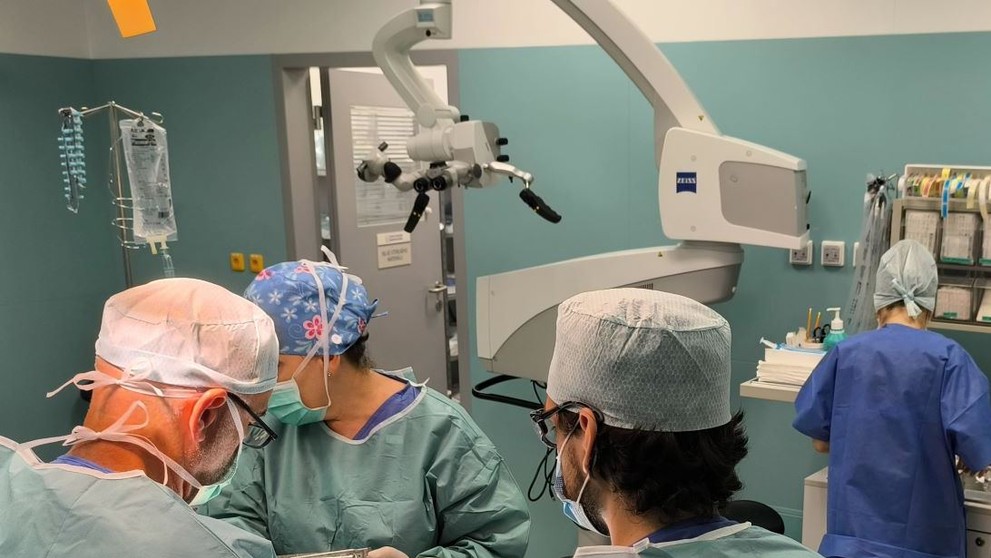 Lekári z Detskej fakultnej nemocnice Košice prvýkrát zaviedli unikátny sluchový implantát 