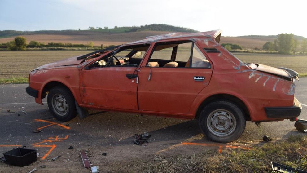 Auto sa prevrátilo na strechu a vrátilo sa na cestu