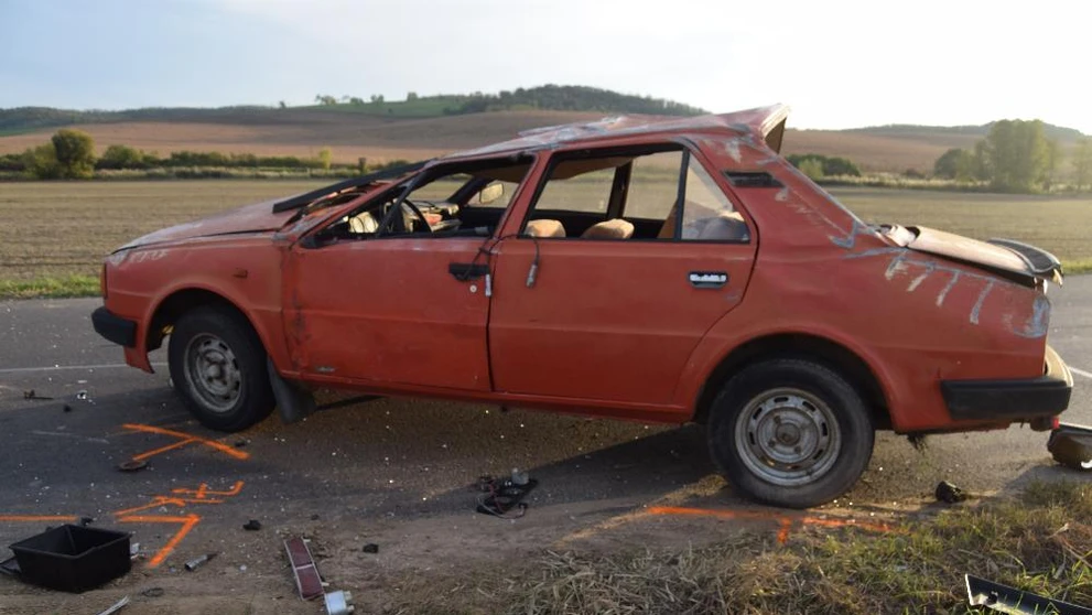 Auto sa prevrátilo na strechu a vrátilo sa na cestu