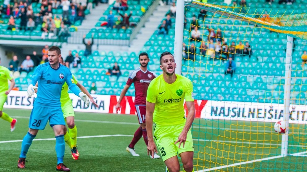 Dávid Hancko v akcii proti Španielsku v kvalifkácii ME 21.