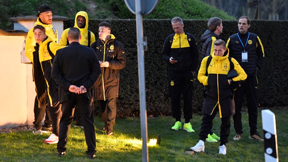 Tréner Borussie Dortmund Thomas Tuchel (vpravo) a hráči  tímu Borussia Dortmund po vystúpení z klubového autobusu po výbuchu bom