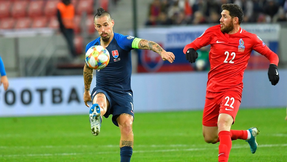 Sprava Marek Hamšík a Dávid Hancko oslavujú gól v kvalifikácii ME 2020 proti Azerbajdžanu.