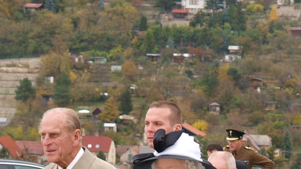 Kráľovná Alžbeta II. s manželom princom Philipom na hrade Devín.