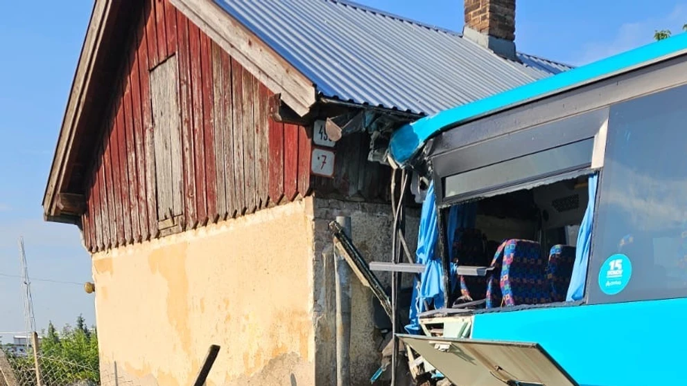 Nehoda vlaku a autobusu v Ivanke pri Nitre.