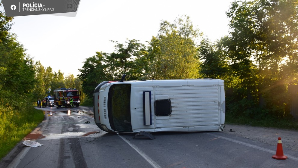 Nehoda sanitky za obcou Streženice.