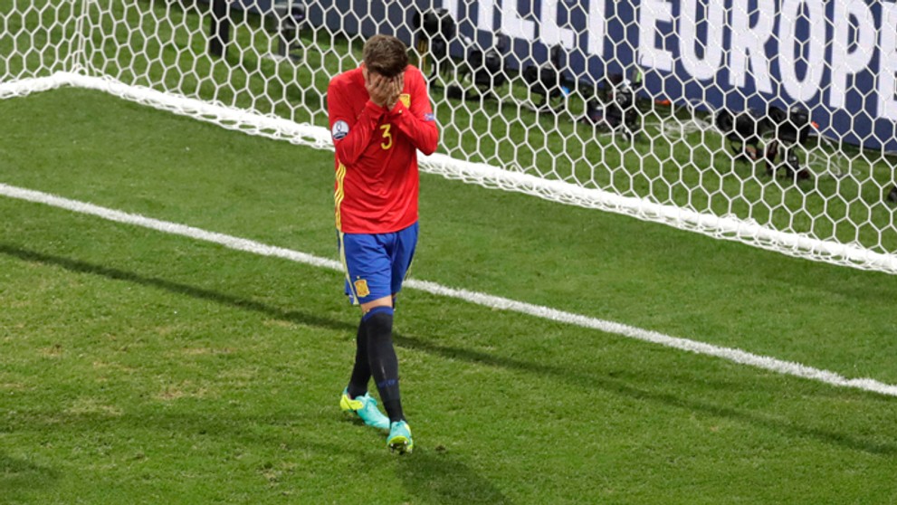 Španielsky futbalista Gerard Piqué v zápase na ME proti Turecku.
