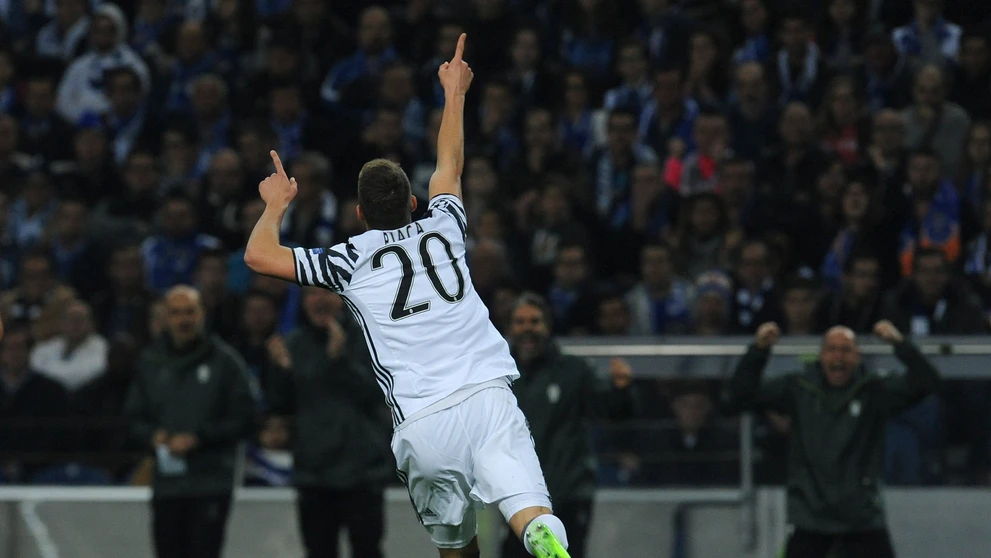 Zakončovateľ Juventusu Marko Pjaca s pohľadom do nebies oslavuje svoj gól v osemfinále LM proti Portu.