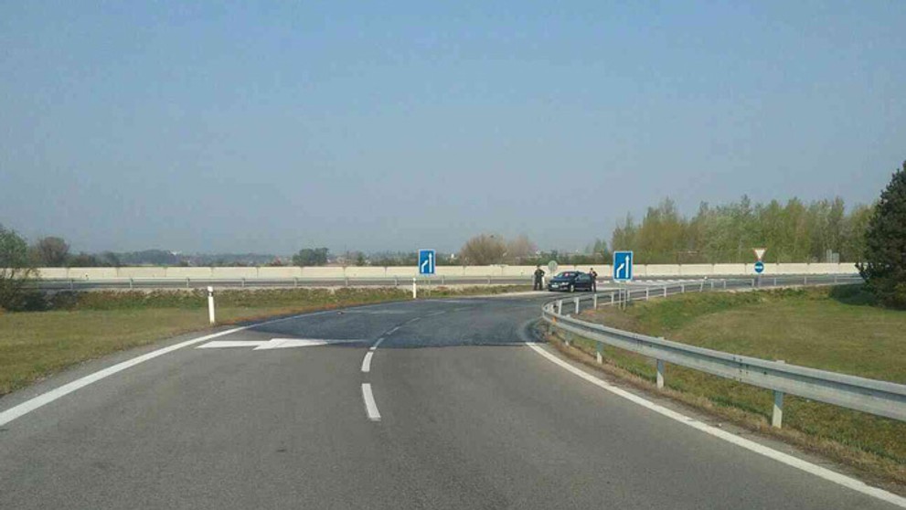 Pohľad na privádzač na D1, kde sa vyliala kyselina dusičná.