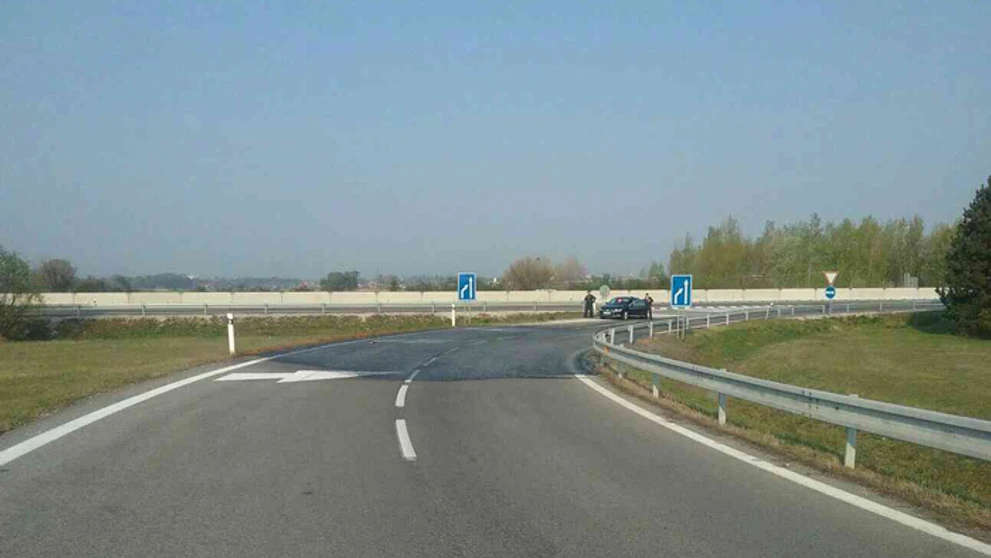 Pohľad na privádzač na D1, kde sa vyliala kyselina dusičná.