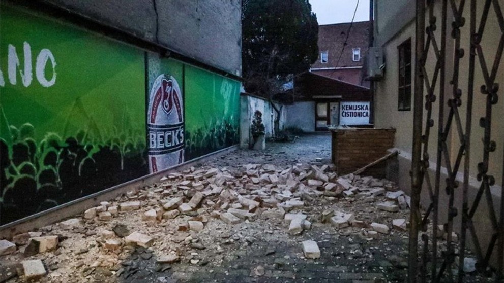 Sedemročný chlapec vošiel do horiaceho domu, aby zachránil svoju sestru