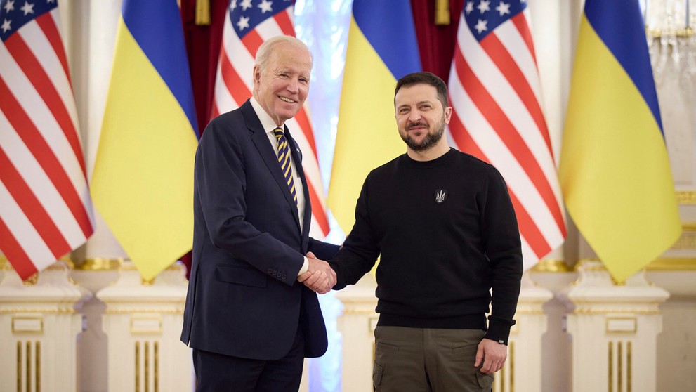 Prezident USA Joe Biden a jeho ukrajinský náprotivok Volodymyr Zelenskyj.