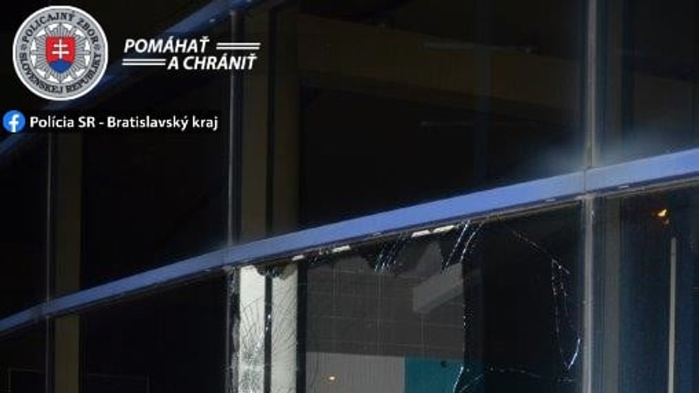 Zničené sklá po vyčíňaní muža v Bratislave.