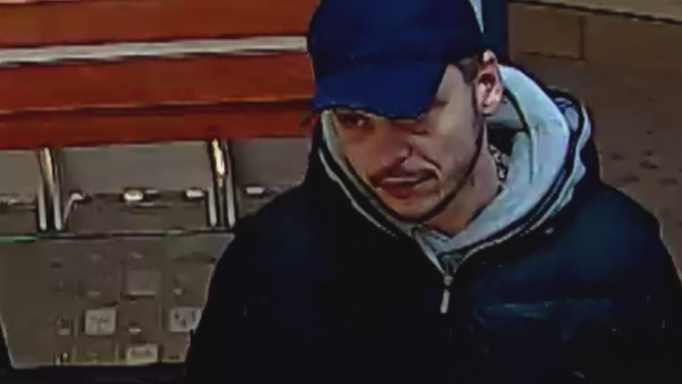 Zlodej v zlatníctve.