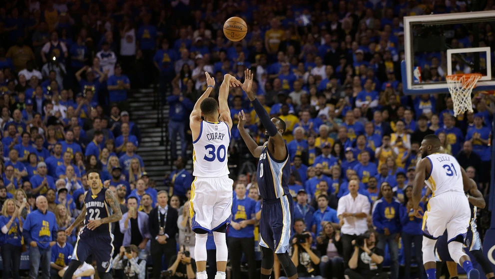 Stephen Curry zaznamenal v poslednom zápase sezóny 10 presných trojkových pokusov, čím uzavrel počet v základnej časti na 402, n