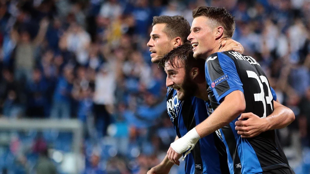 Brian Cristante (v strede) sa teší so spoluhráčmi z Atalanty z gólu v dueli EL proti Evertonu.