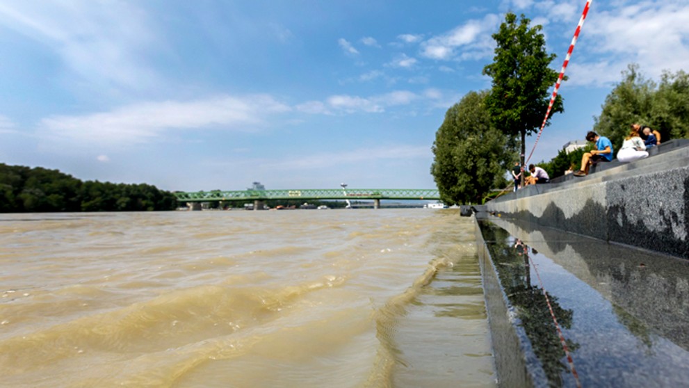 Pokles Dunaja pri nákupnom centre.