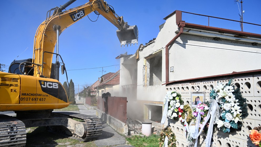 Búracie práce na pozemku s domom zavraždeného novinára Jána Kuciaka a jeho snúbenice Martiny Kušníkovej vo Veľkej Mači.