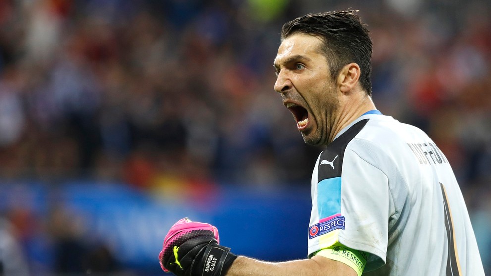 Brankárska legenda Gianluigi Buffon sa raduje z gólu spoluhráča Emanueleho Giaccheriniho proti Belgicku.