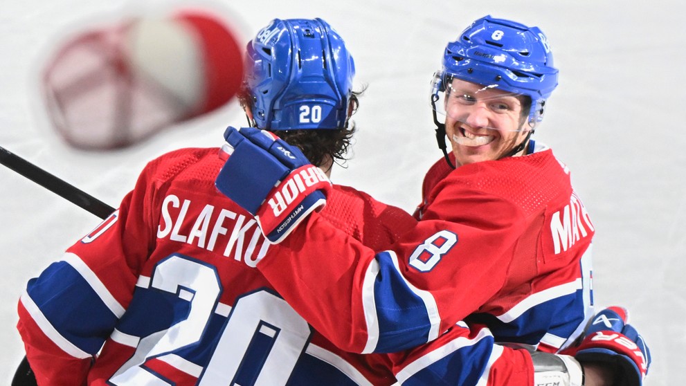 Juraj Slafkovský so spoluhráčom Mikeom Mathesonom. 