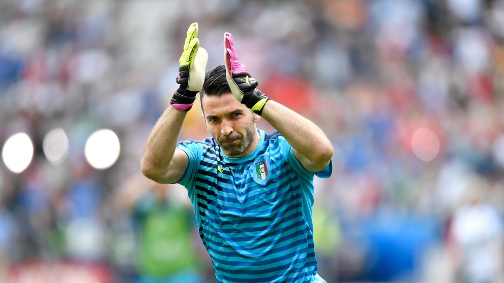 Brankár talianskej futbalovej reprezentácie Gianluigi Buffon tlieska fanúšikom pred začiatkom duelu so Španielskom na ME.