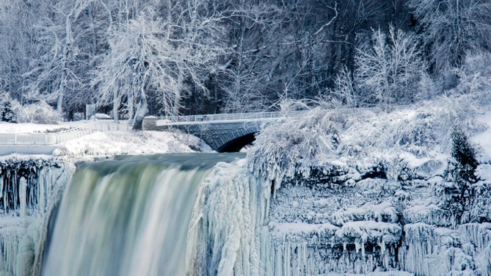 Ďalekohľad, ktorý sa dá pozrieť na zamrznuté Niagarské vodopády.