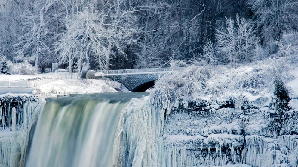 Ďalekohľad, ktorý sa dá pozrieť na zamrznuté Niagarské vodopády.